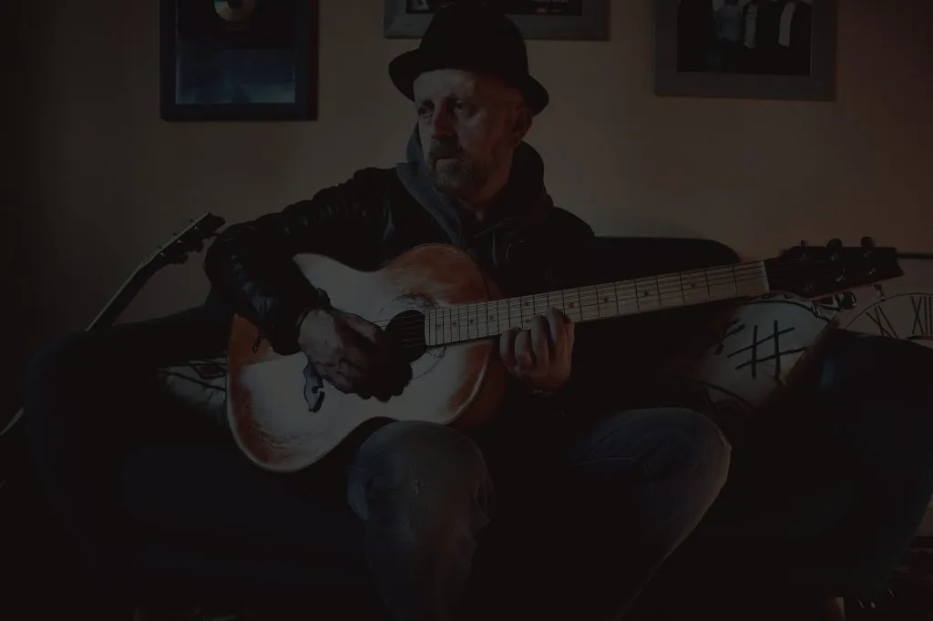 Ritratto di Saverio Grandi con la chitarra