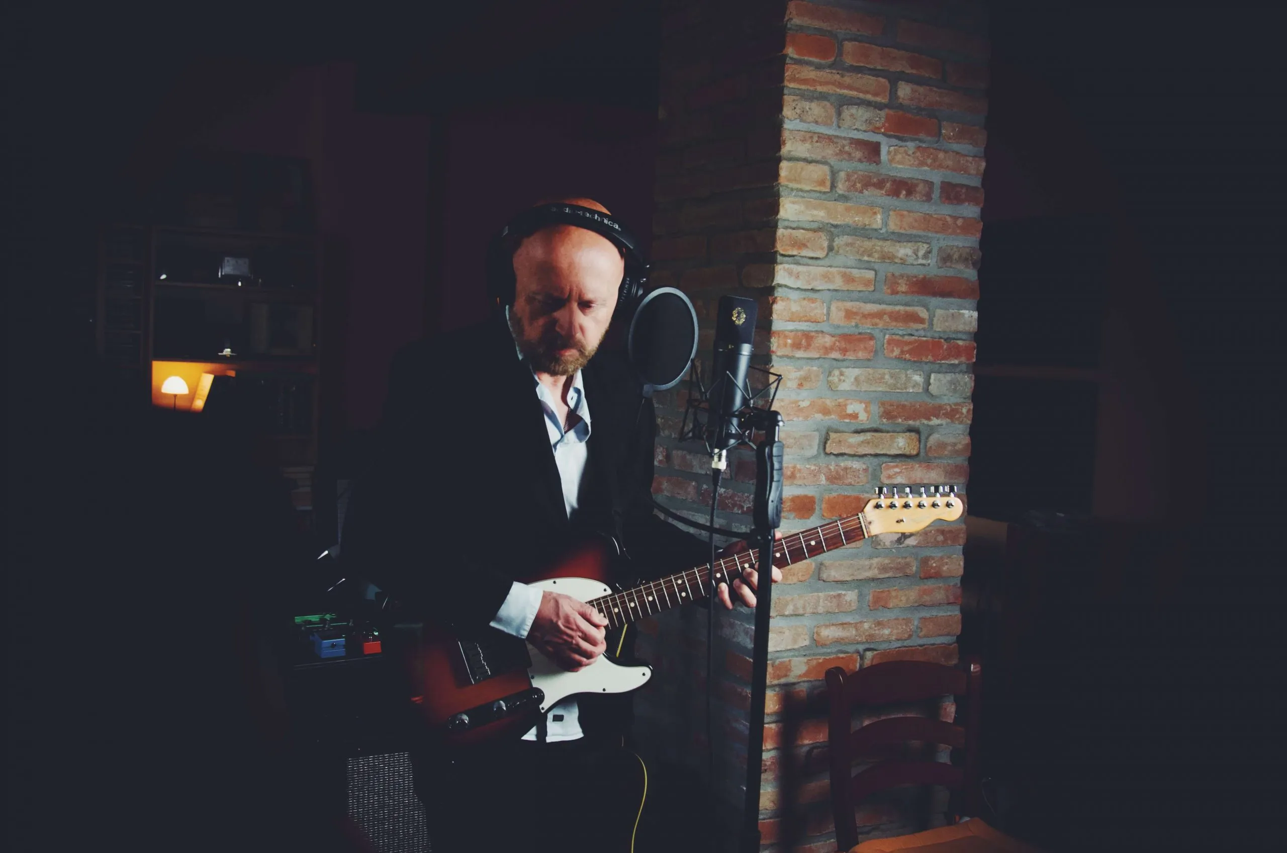 Saverio Grandi in studio con la chitarra elettrica e il microfono